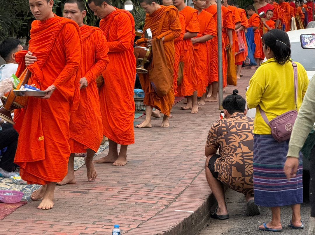 布施仪式-琅勃拉邦必去景点