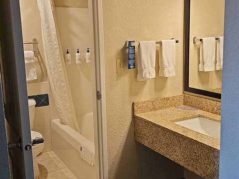 鹅卵石套房酒店-奥什科什主图