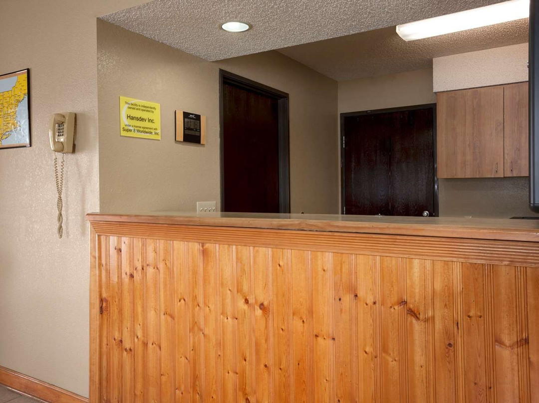 普拉斯基速8酒店