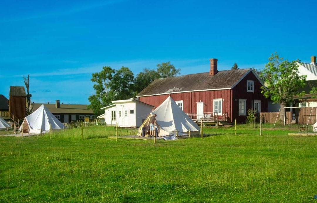 Mickels bondgårdsglamping