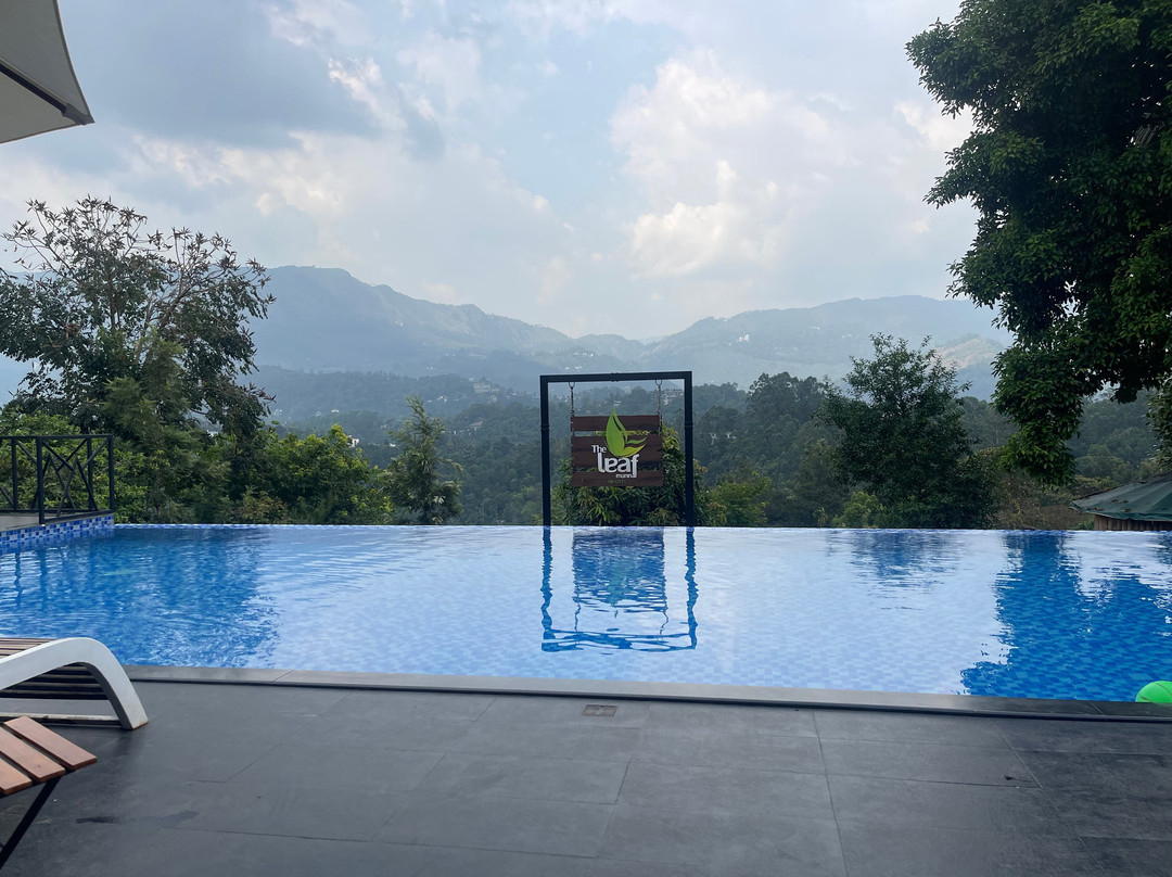 慕那尔落叶酒店主图