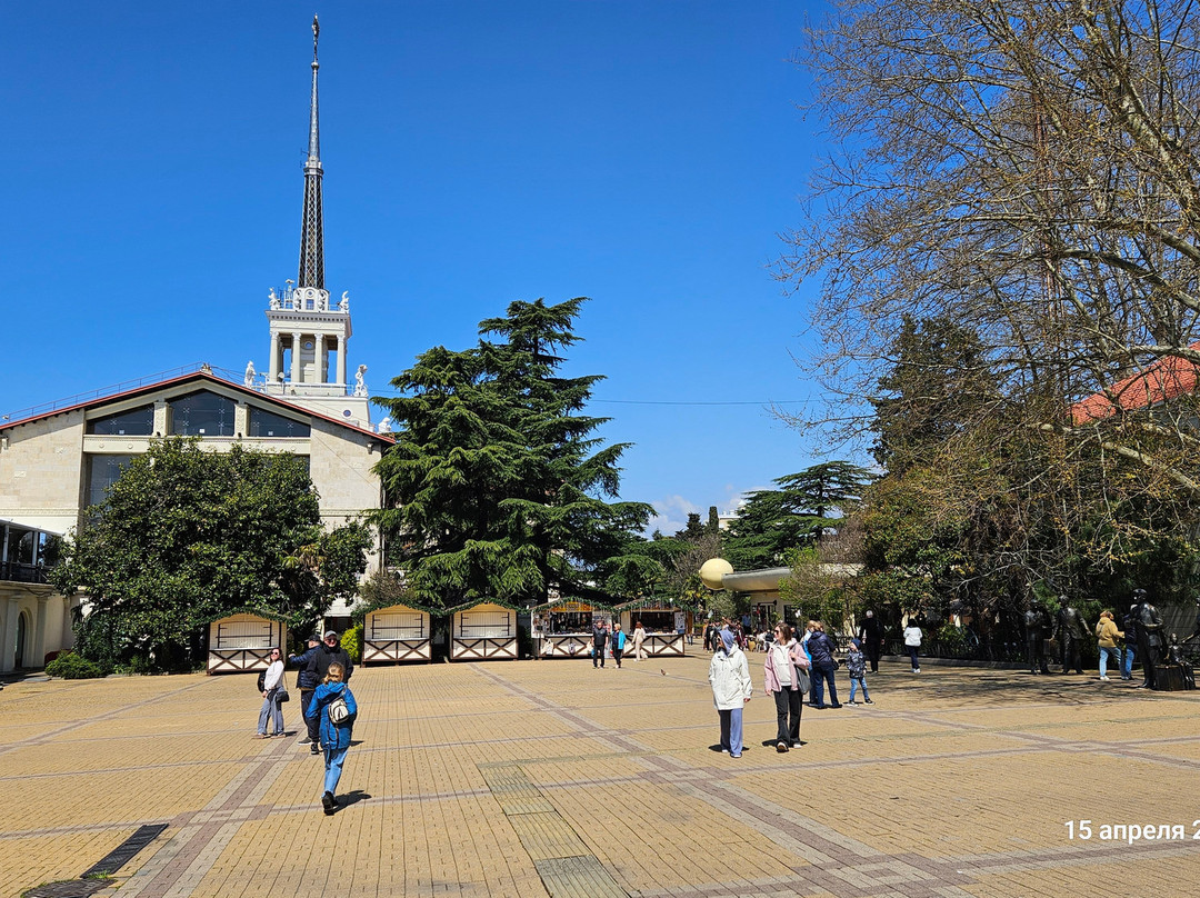 Monument to the Characters of Movie Brilliantovaya Ruka-索契必去景点