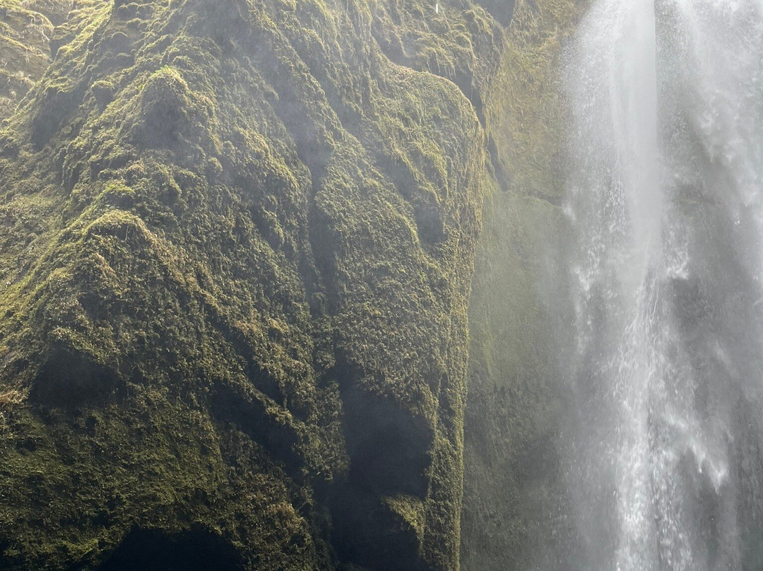 Seljalandsfoss waterfall-海拉必去景点