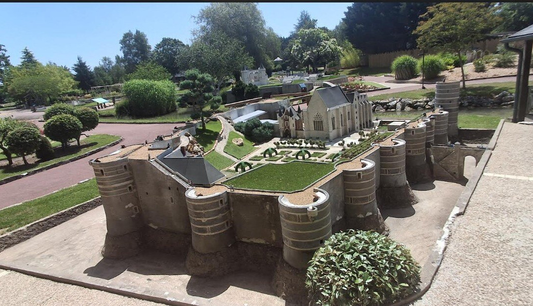 Parc Mini-Châteaux-昂布瓦斯必去景点