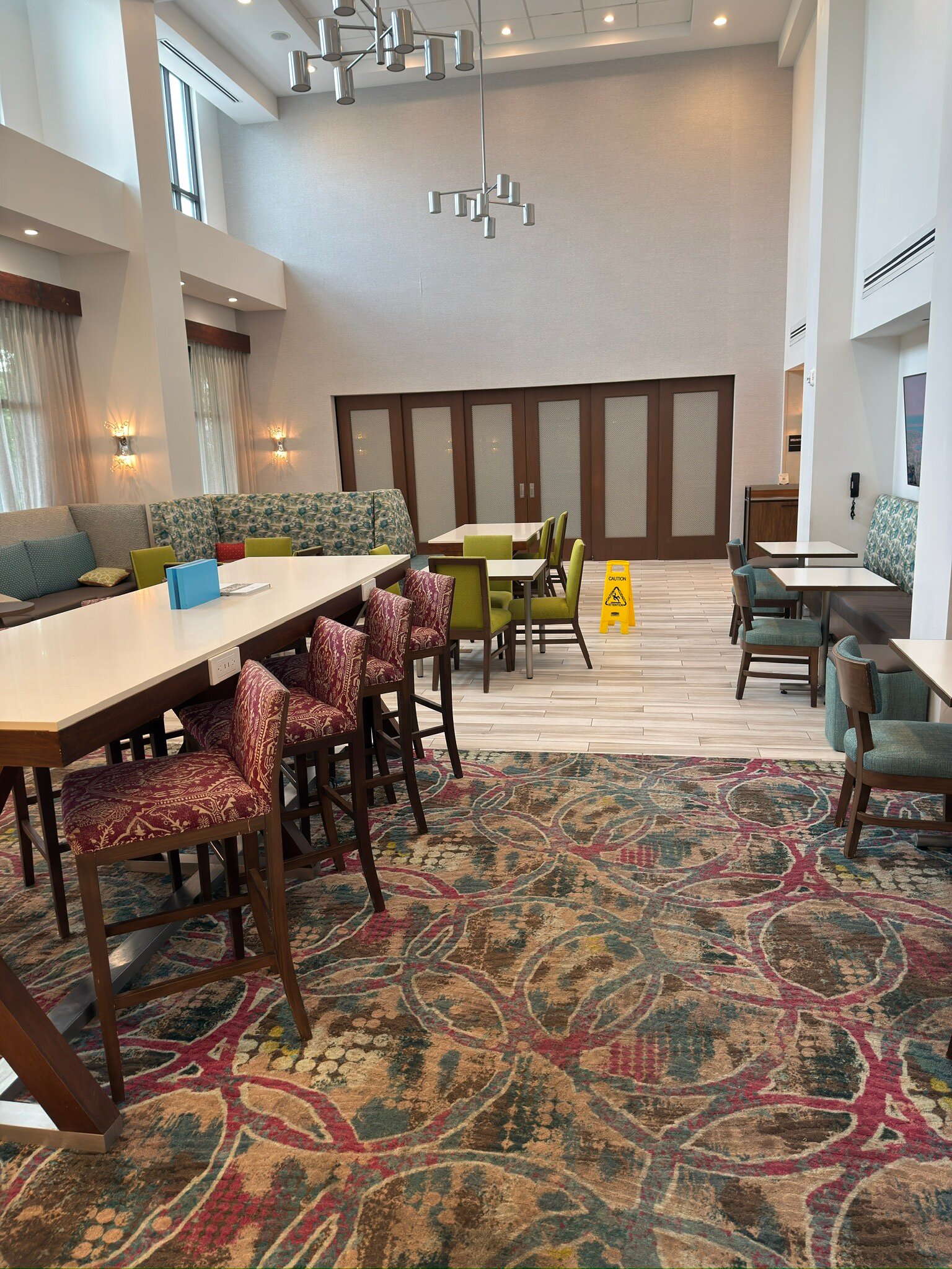 坦帕河景布兰登希尔顿欢朋套房酒店-旅行者