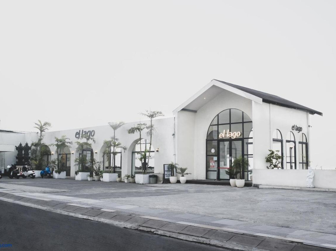 El Lago Hotel