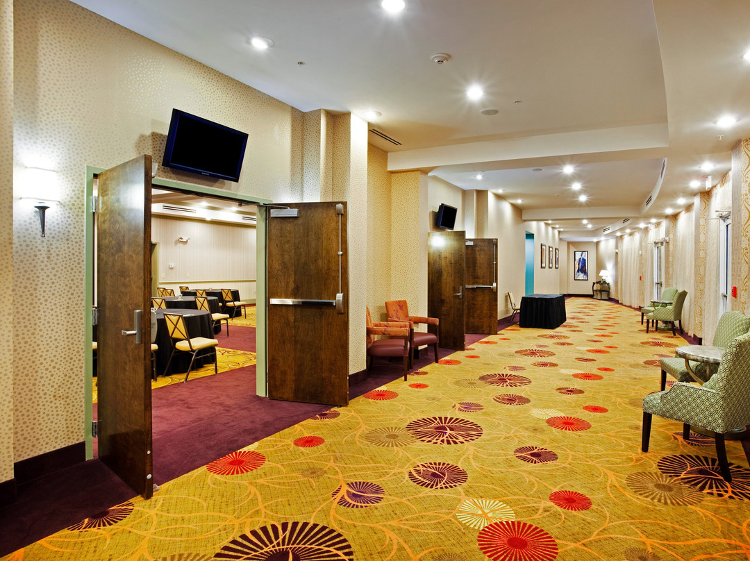 Holiday Inn 岩石丘主图