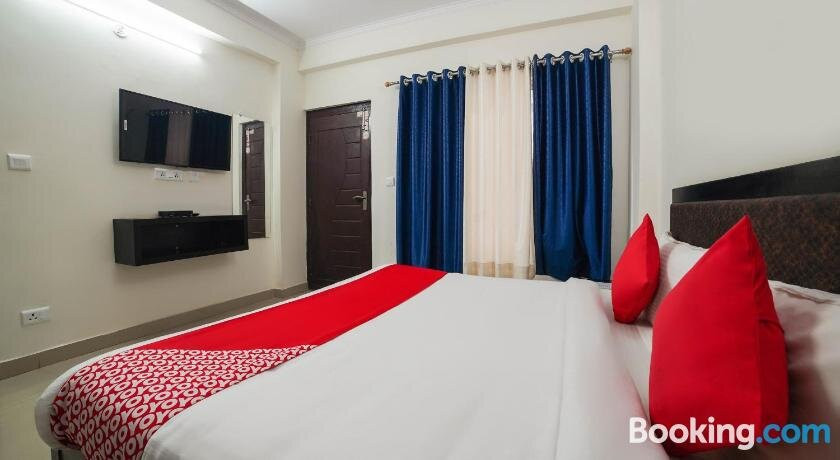 OYO 48406 Hotel Dark Clouds