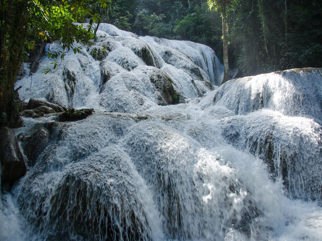 Saluopa Waterfall景点图片