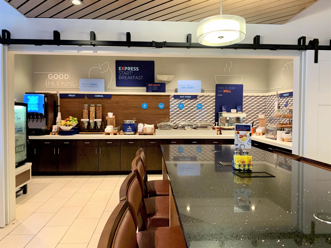 Holiday Inn Express & Suites Chicago-Libertyville by IHG主图