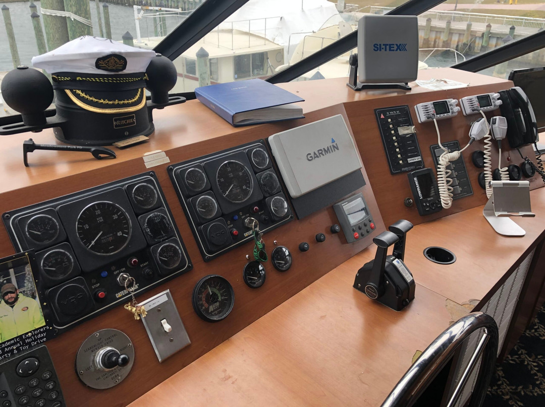 Sapphire Yacht Charters-自由港必去景点