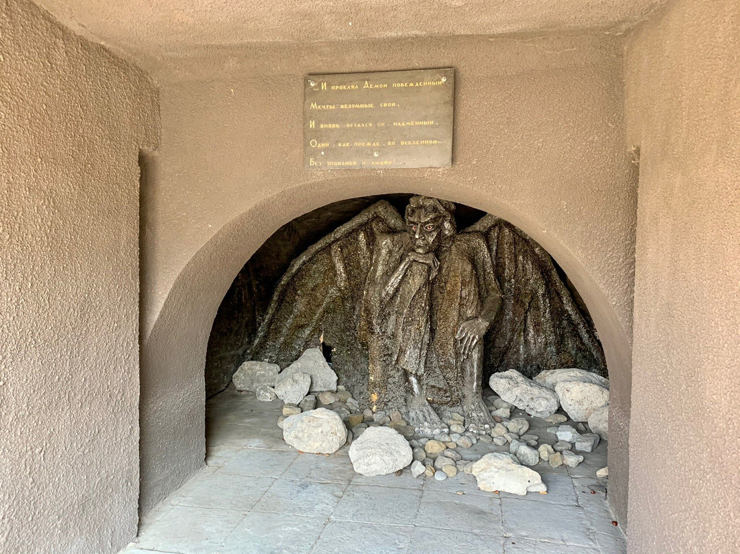Statute of the Demon景点图片