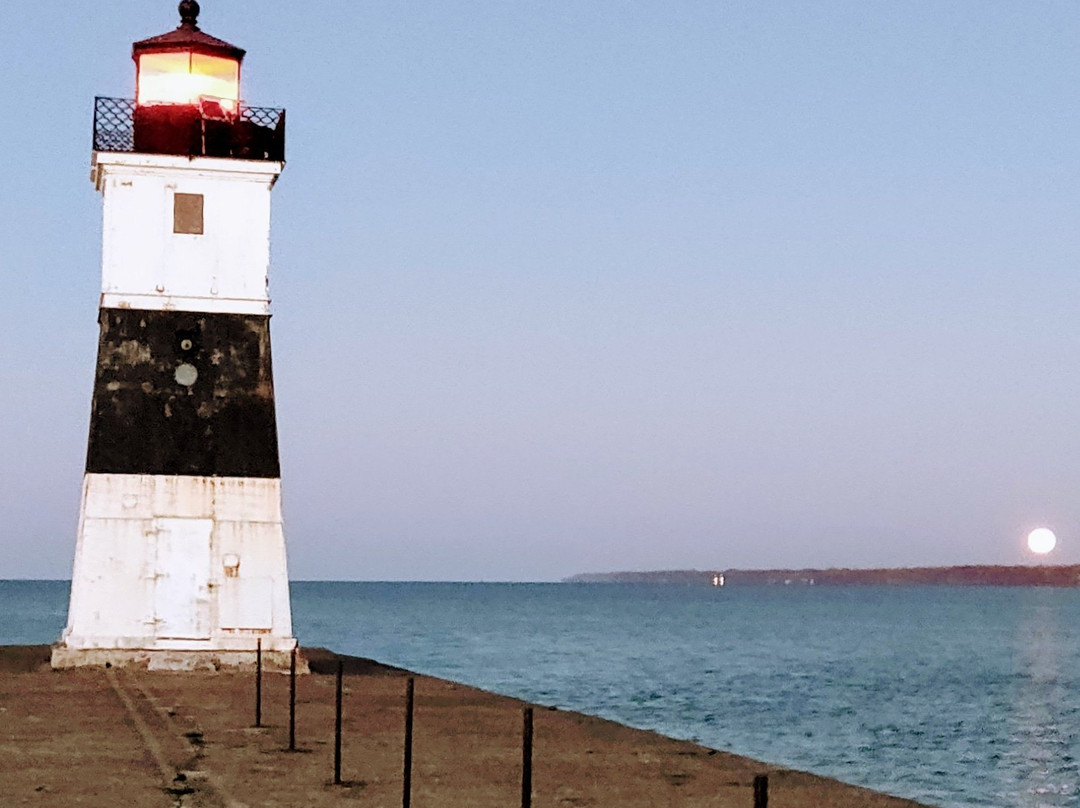 Erie Harbor North Pier Light景点图片