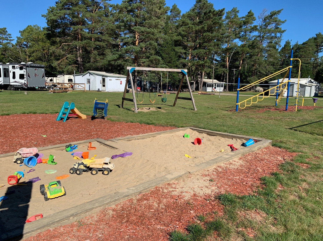 Along The River Campground And Cabins主图