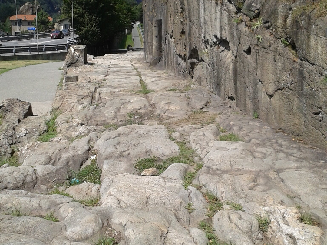 The Roman road to the Gauls and its arch景点图片