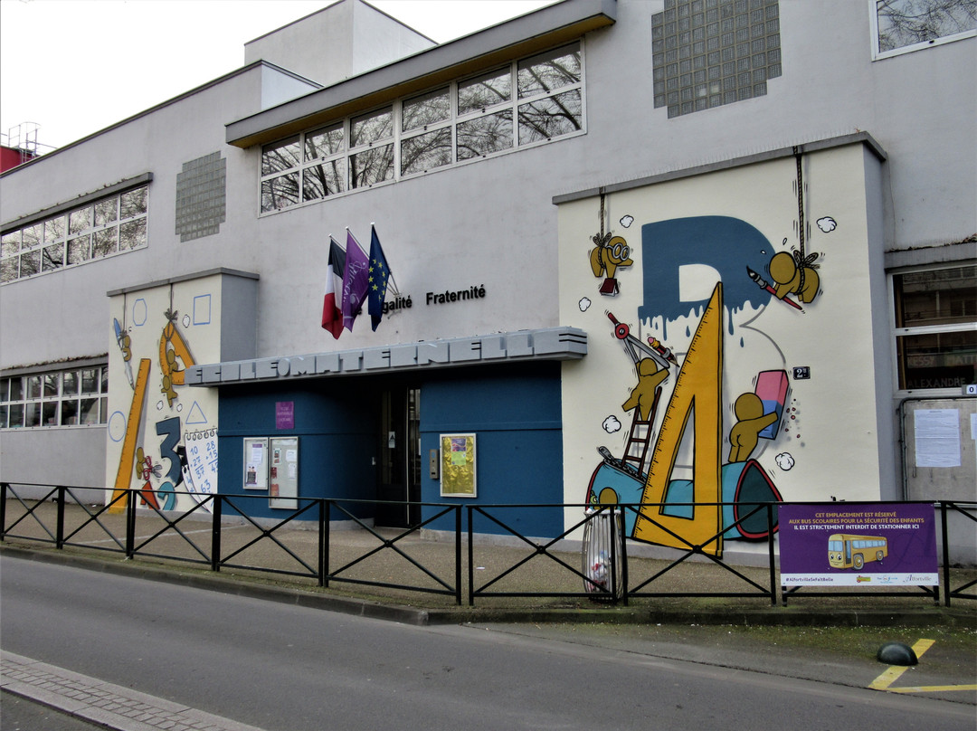 Fresque "Ivres livres"-阿尔福维尔必去景点