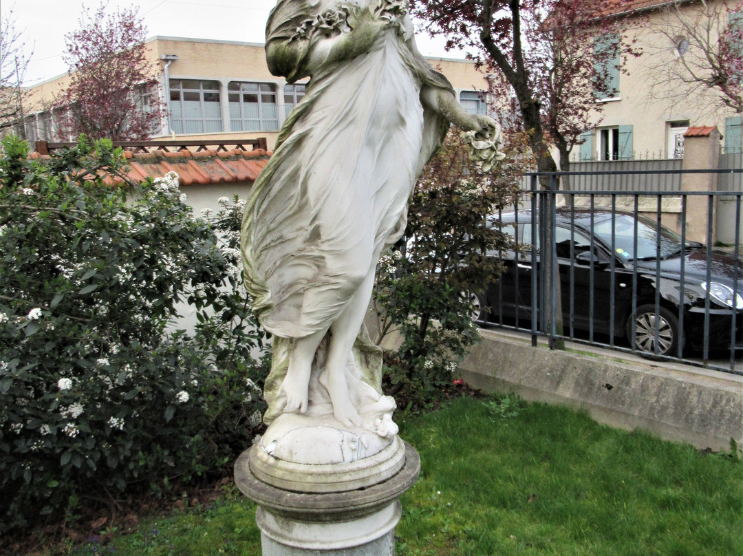 Jeune femme jetant des fleurs