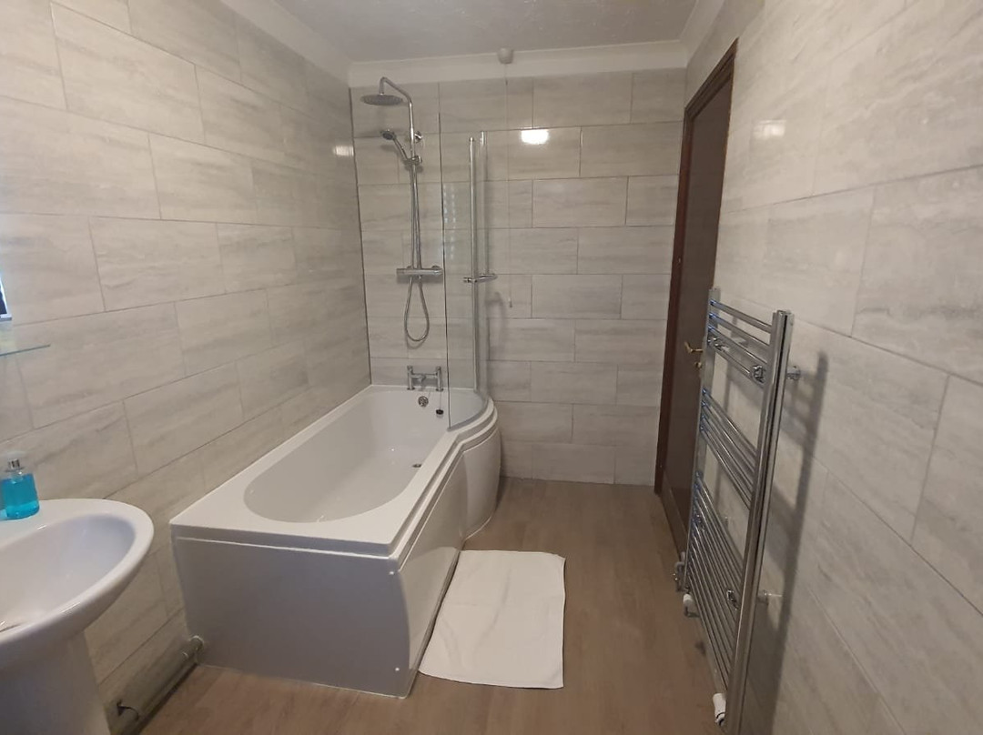 Gatwick Little Foxes Hotel主图