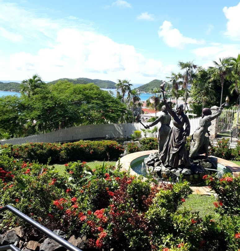 Three Queens Statue-夏洛特阿马利亚必去景点