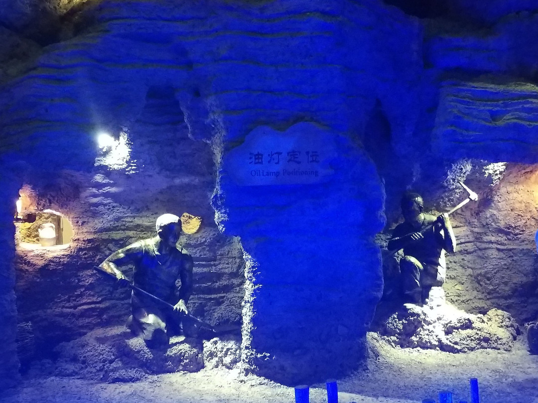 吐鲁番坎儿井地下水里工程景点图片