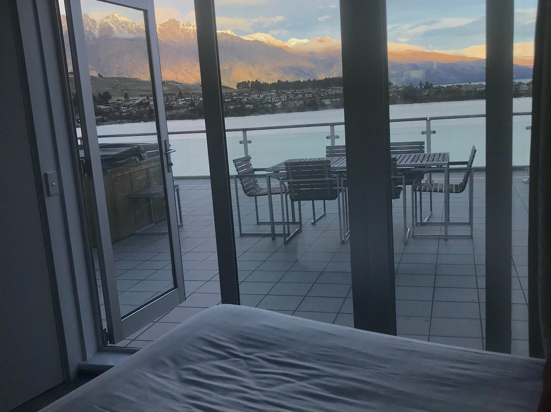 皇后镇俱乐部盛橡套房酒店主图