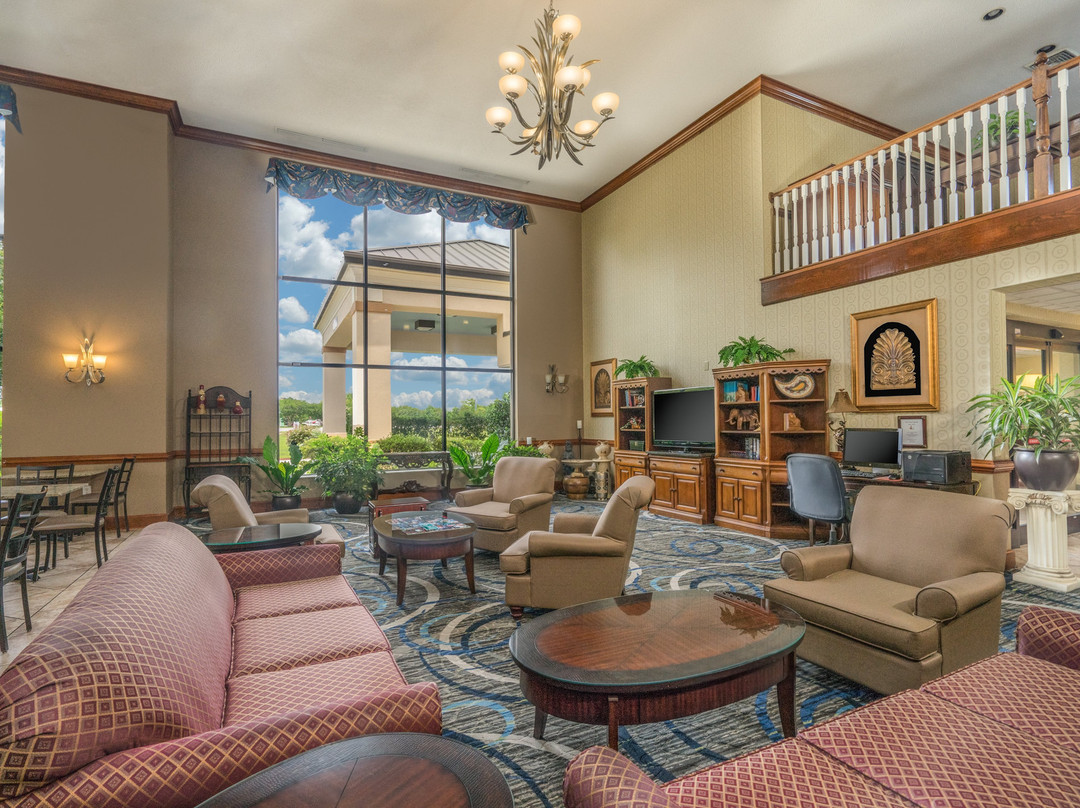 Clarion Pointe New Bern主图