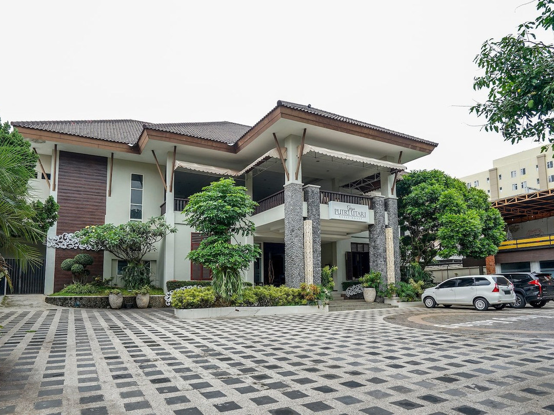 OYO 282 Putri Utari Guest House主图