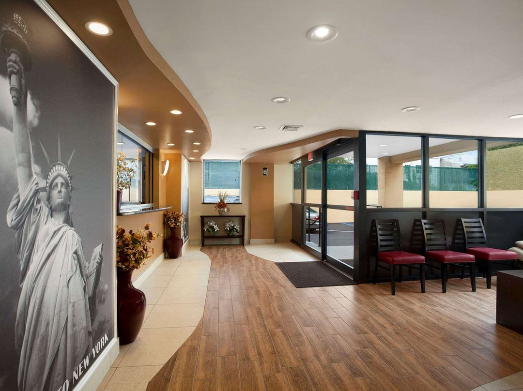 Super 8 by Wyndham Bronx主图