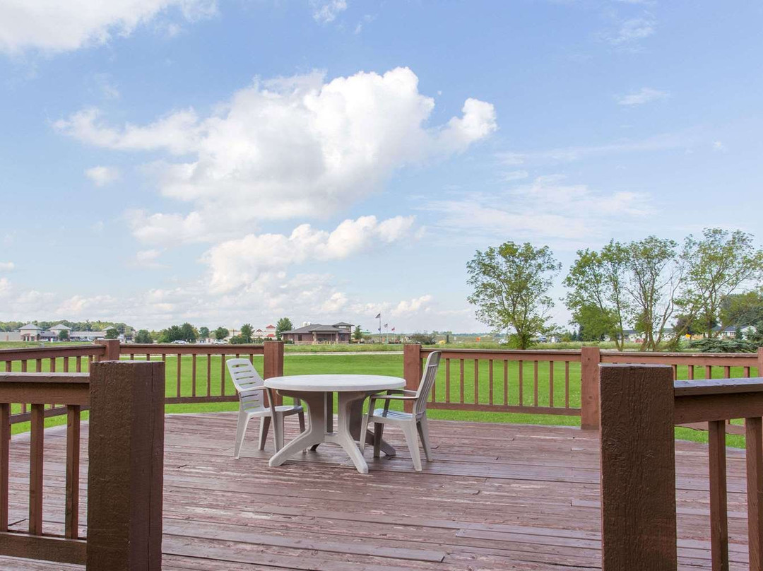 The Oasis Hotel & Bar主图