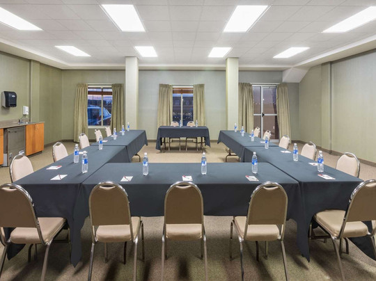 Ramada by Wyndham Clairmont/Grande Prairie主图