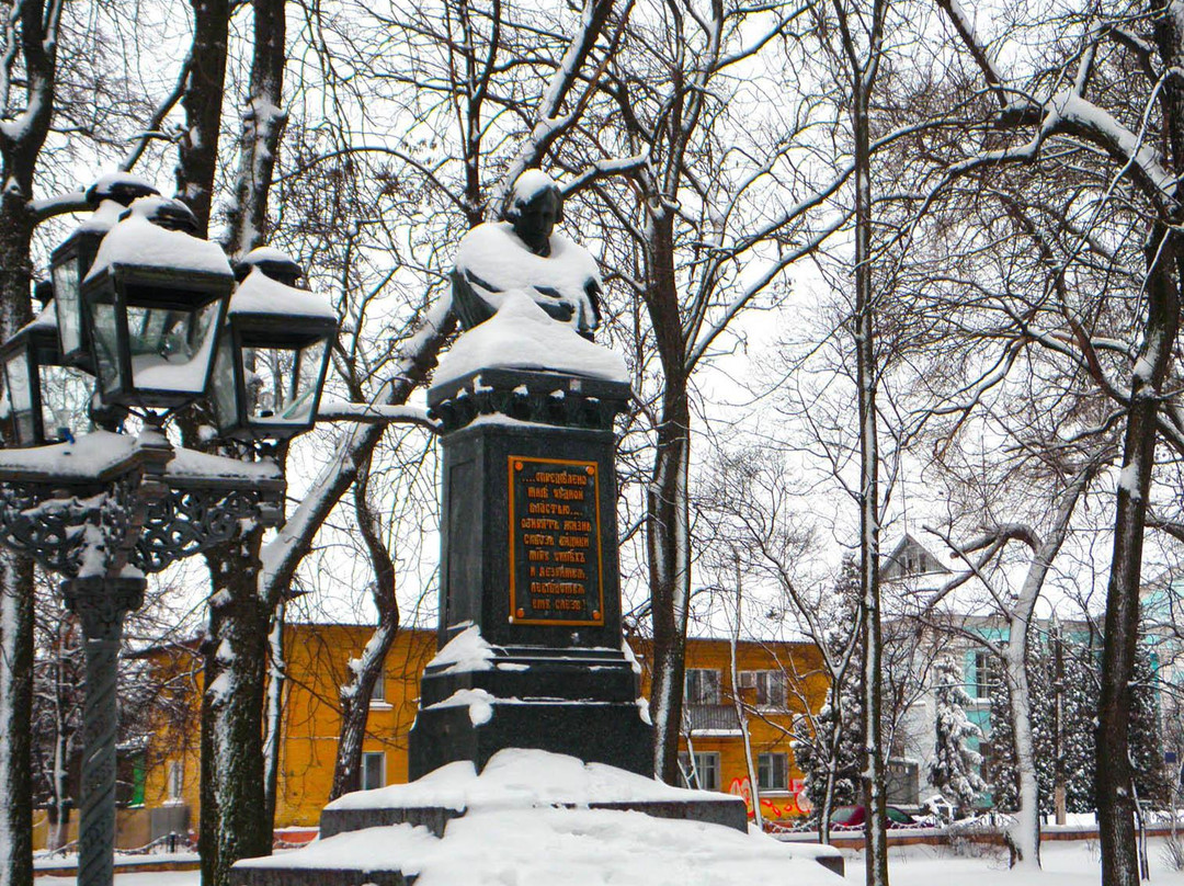 Nizhyn旅游景点-Gogol Monument