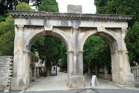 The Twin Gates of Pula-普拉必去景点