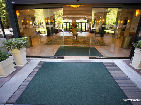 Holiday Inn & Suites 北温哥华