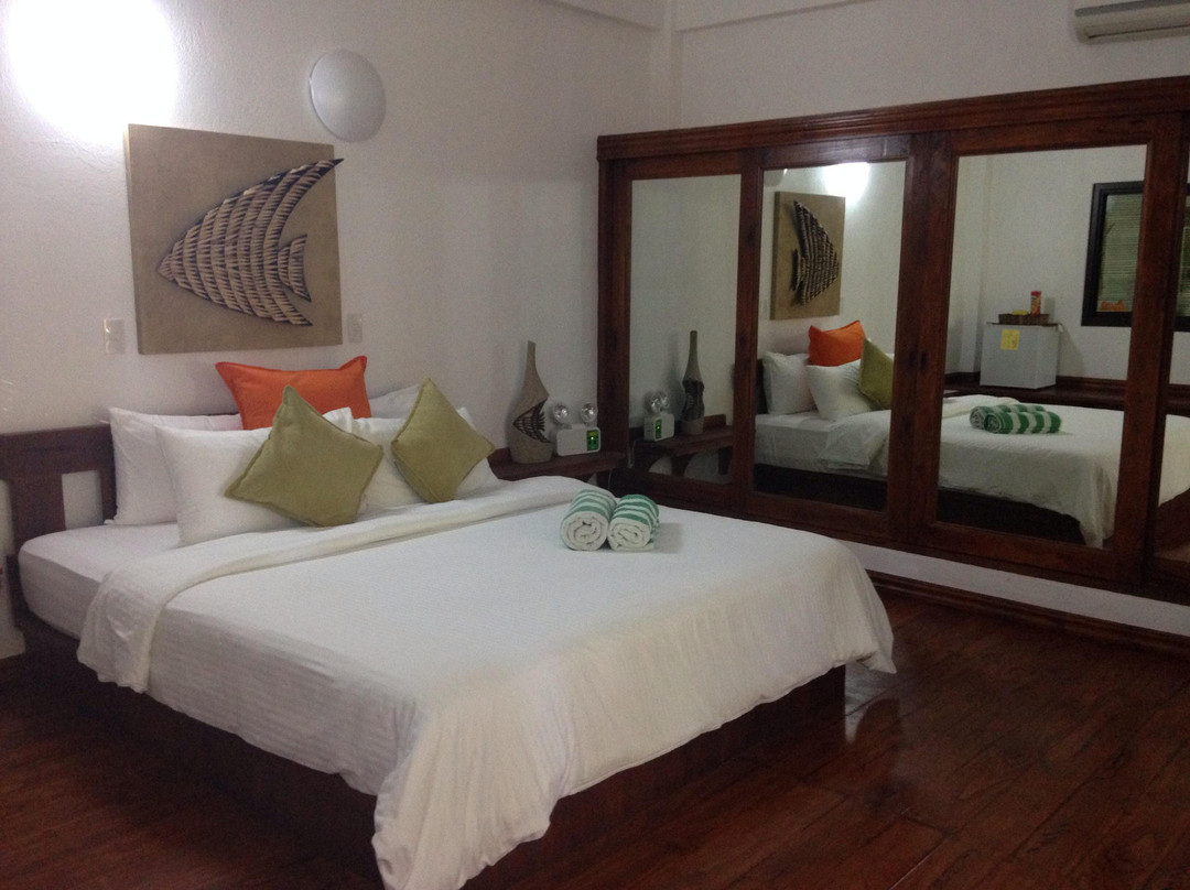 福茂萨波荷别墅酒店主图