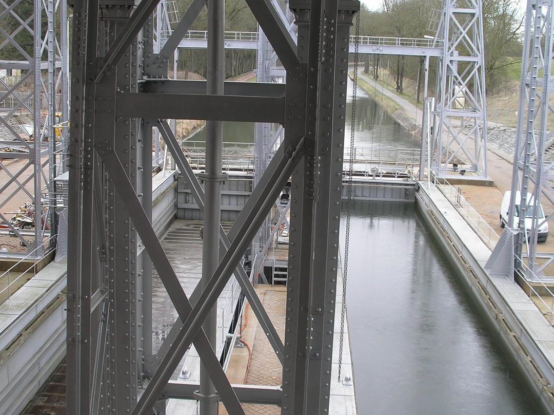 拉卢维耶尔和勒罗尔克斯中央运河上的四座船舶吊车景点图片