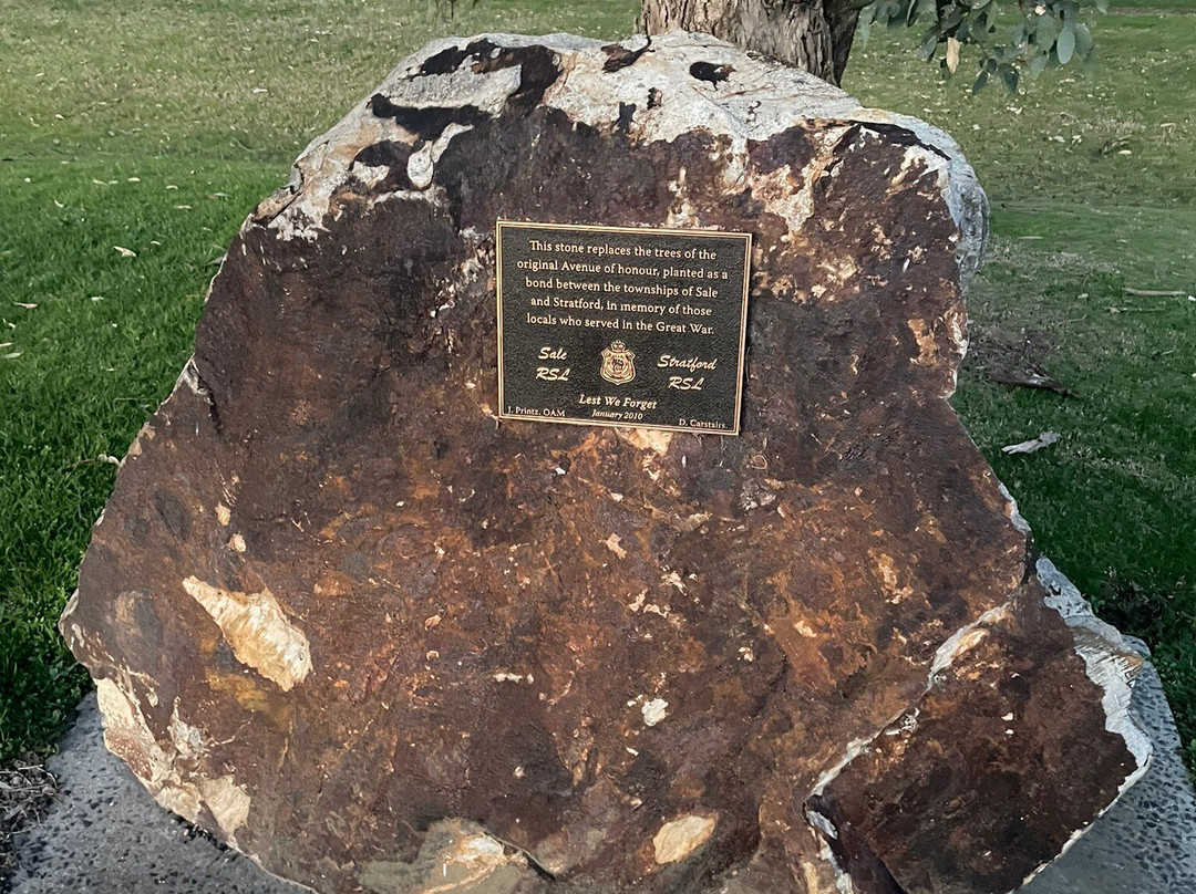 Avenue Of Honour Memorial Stone-Stratford必去景点
