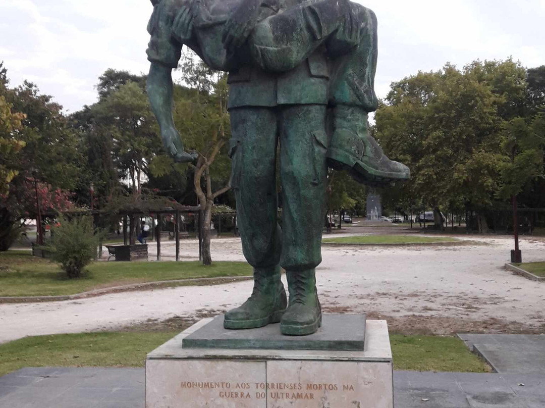 Monumento Aos Torrienses Mortos Na Guerra Do Ultramar-托雷斯韦德拉什必去景点