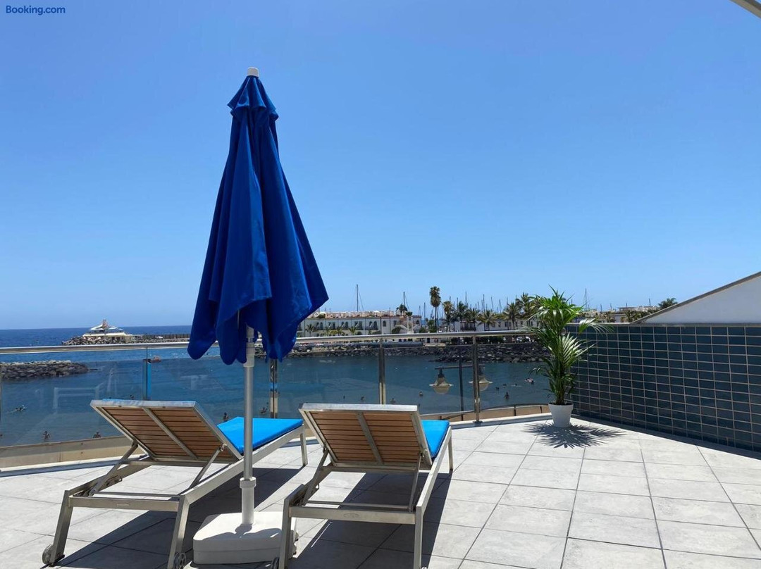 Billy's Beachfront Apartment with Pool Access