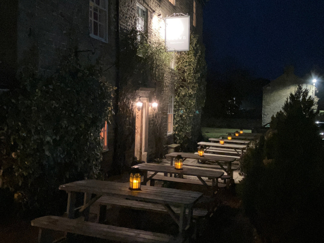 玫瑰和王冠酒店主图