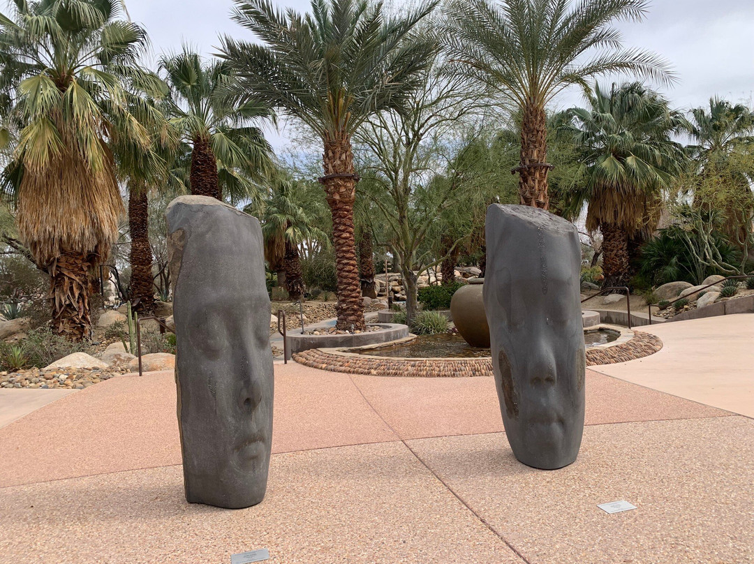 Faye Sarkowsky Sculpture Garden-棕榈沙漠必去景点