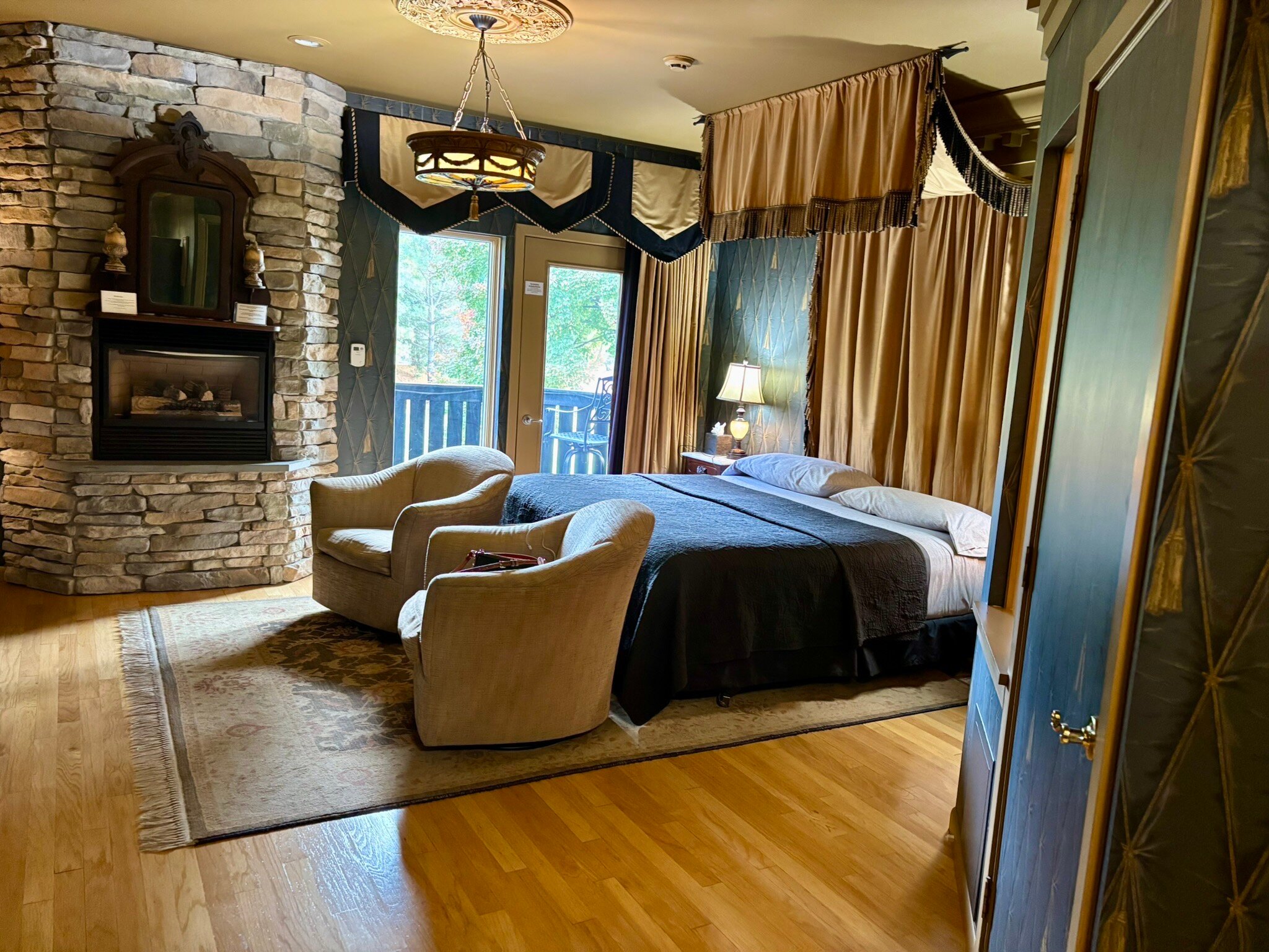 Twin Pine Manor Bed & Breakfast-官方