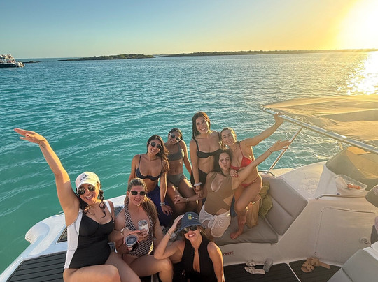 Island Paradise Tours-普罗维登西亚莱斯必去景点