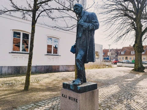Statue of Kaj Munk
