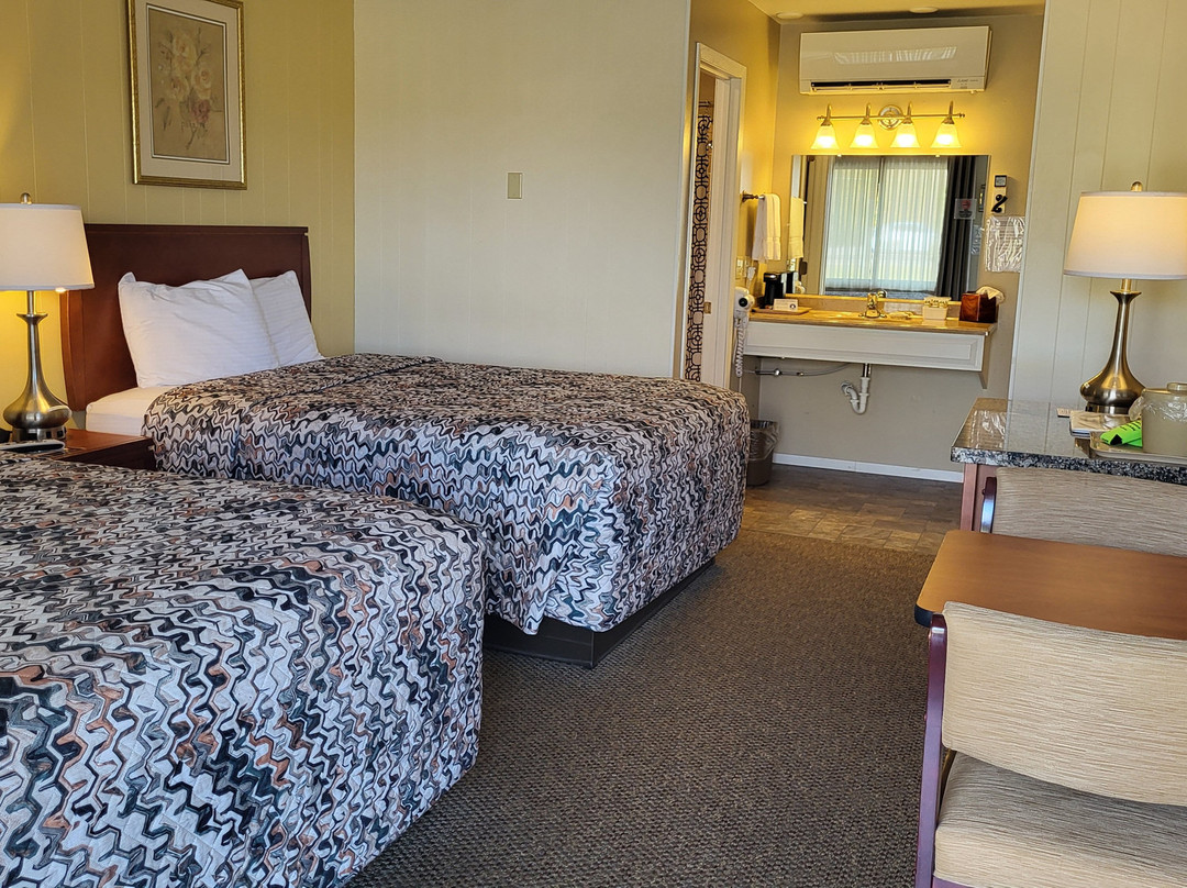'tween The Lakes Motel主图