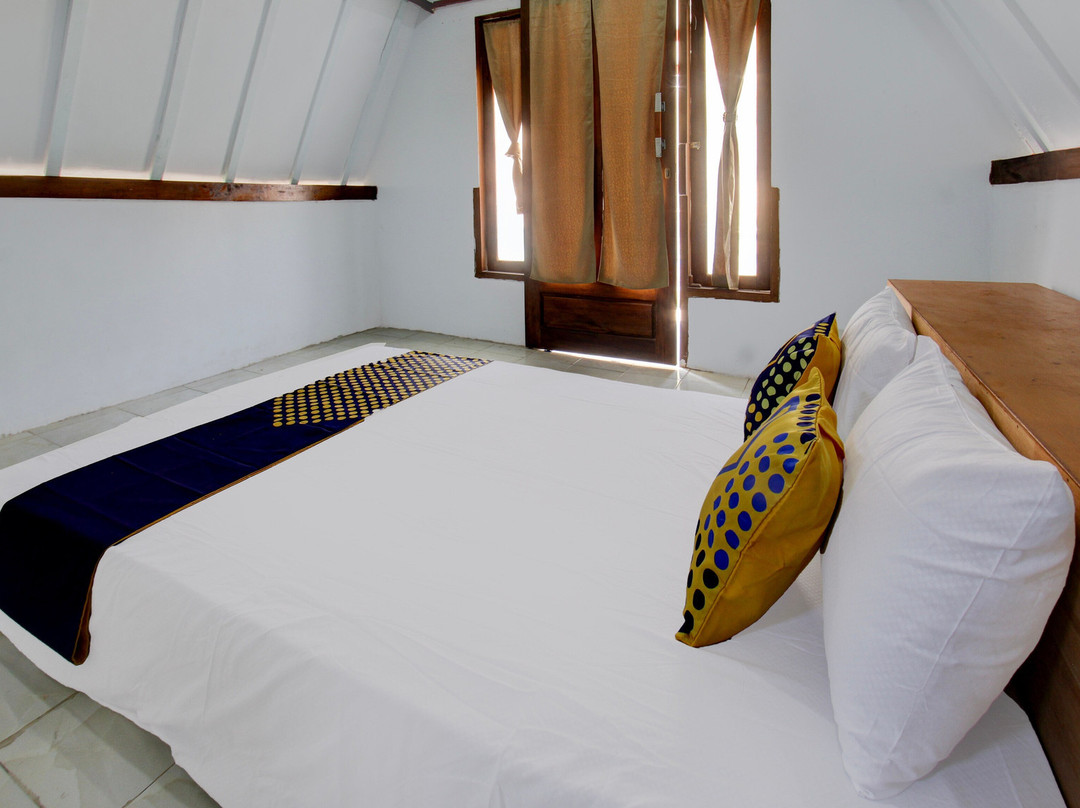 OYO Life 93154 White Kos Jenggala