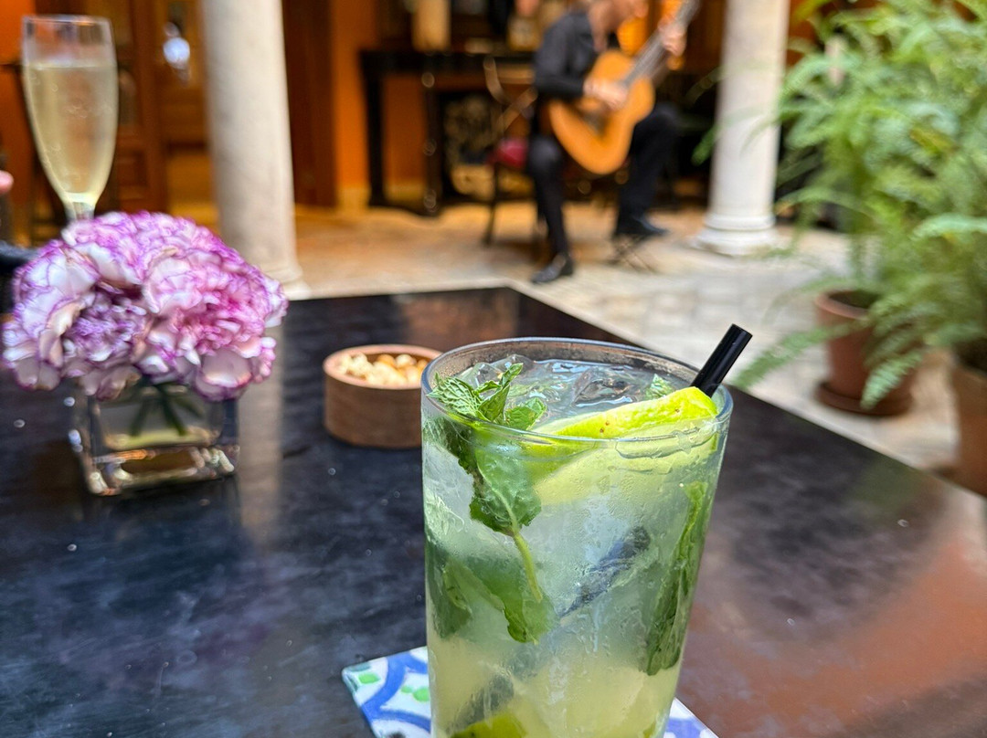 诗人之家酒店主图
