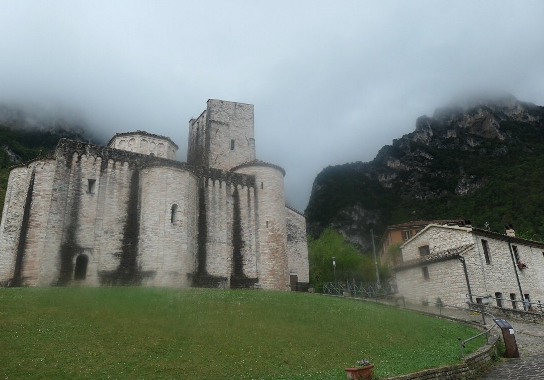Abbazia di San Vittore delle Chiuse-Genga必去景点