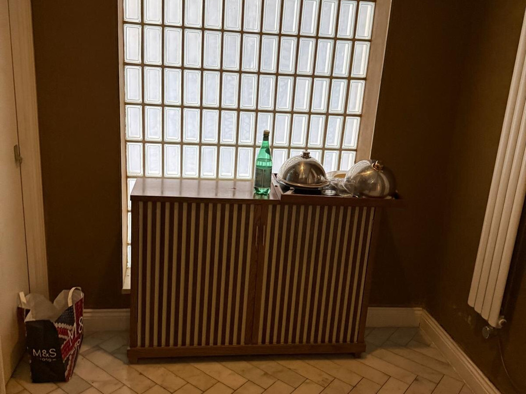 罗斯特里盯酒店主图