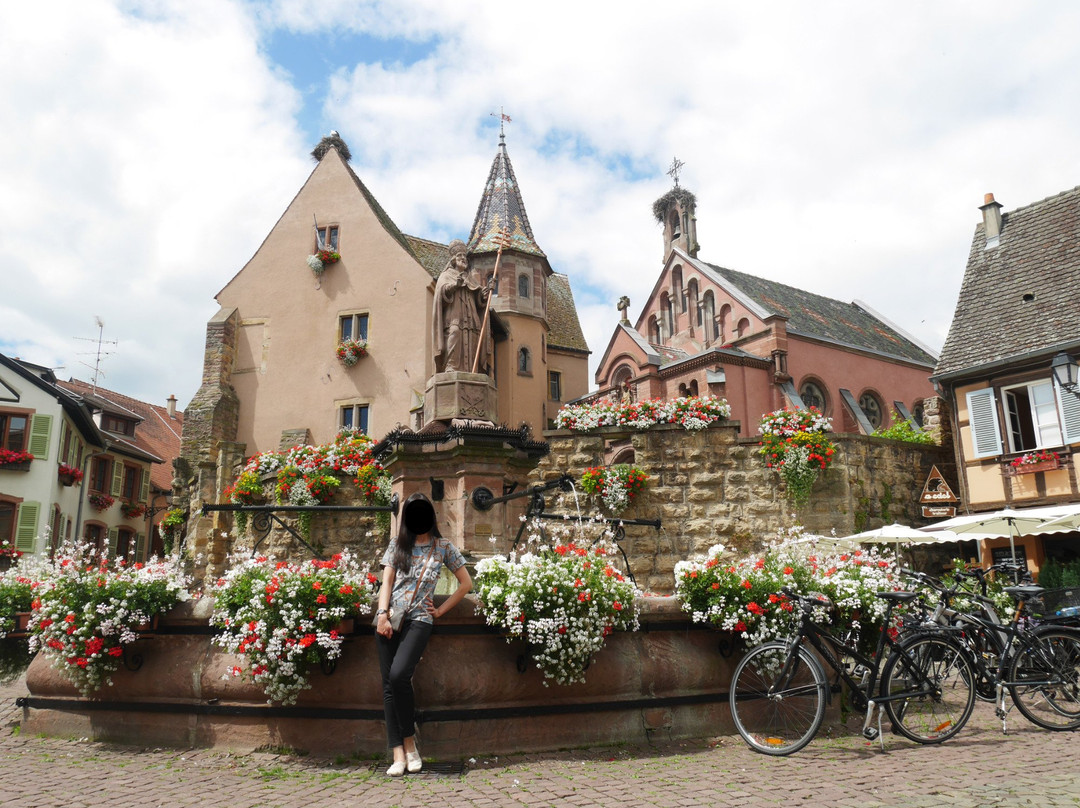 艾古斯汉旅游景点-Saint-Leon Fountain