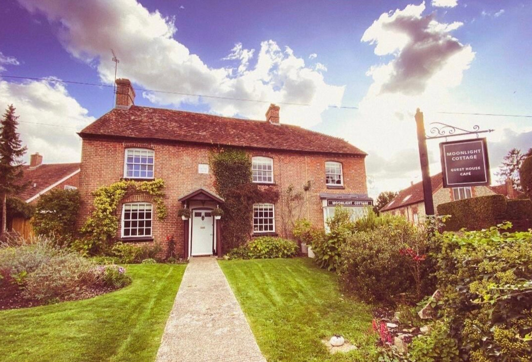 Moonlight Cottage Guest House And Café